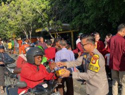 Kolaborasi Kepolisian dan Mahasiswa dalam Berbagi Takjil di Jakarta Barat