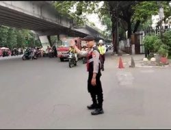 Polres Metro Jakarta Barat Siaga Atur Lalu Lintas saat Jam Sibuk Pagi