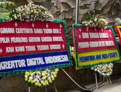 Jelang Putusan MK, Pendukung Pasangan Pilpres Saling Sindir Melalui Karangan Bunga