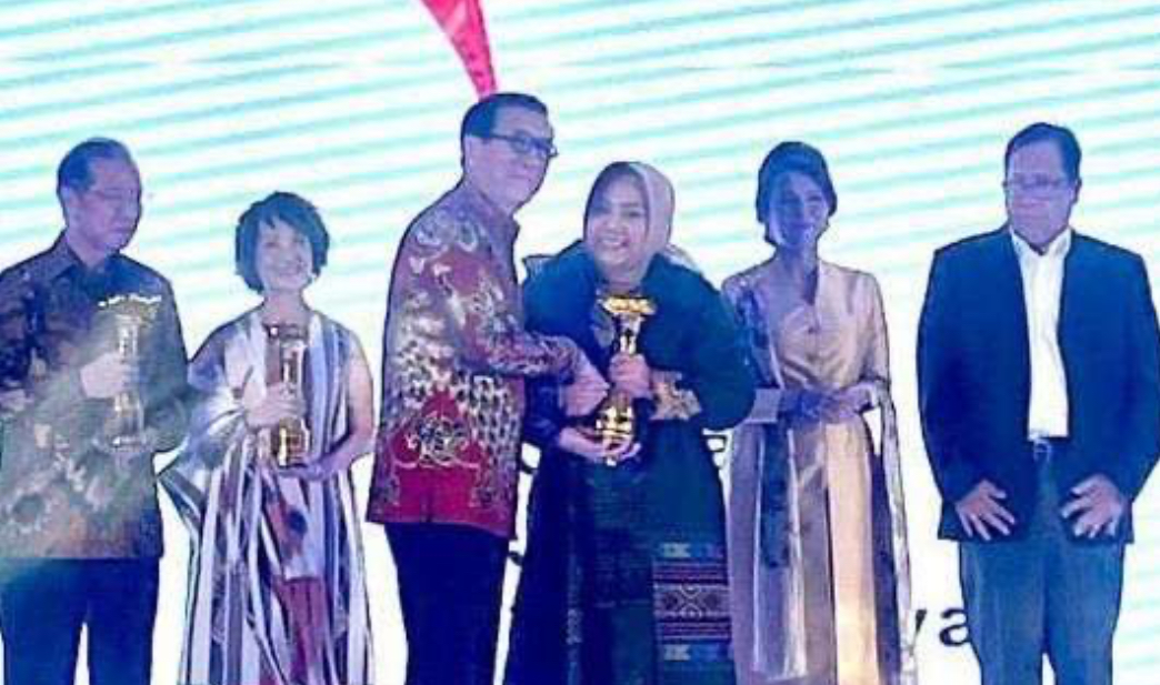 Prof. Anna Mariana Raih Penghargaan Nusantara Award 2024 Katagori Tokoh Penggerak UMKM 1 IMG 8702