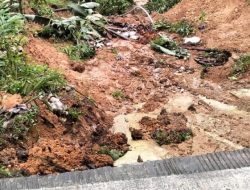 Jalan Utama Tertimbun Tanah, Dampak Longsor di Kabupaten Bandung Barat 