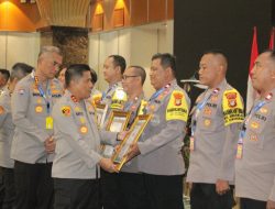 Kapolda Metro Jaya Beri Penghargaan kepada Bhabinkamtibmas Palmerah atas Program RW 11 Kampung Beriman