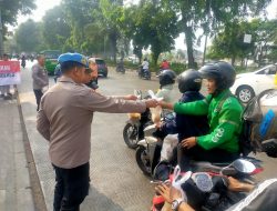 Jumat Berkah: Polsek Kalideres Berbagi Sarapan Pagi kepada Masyarakat