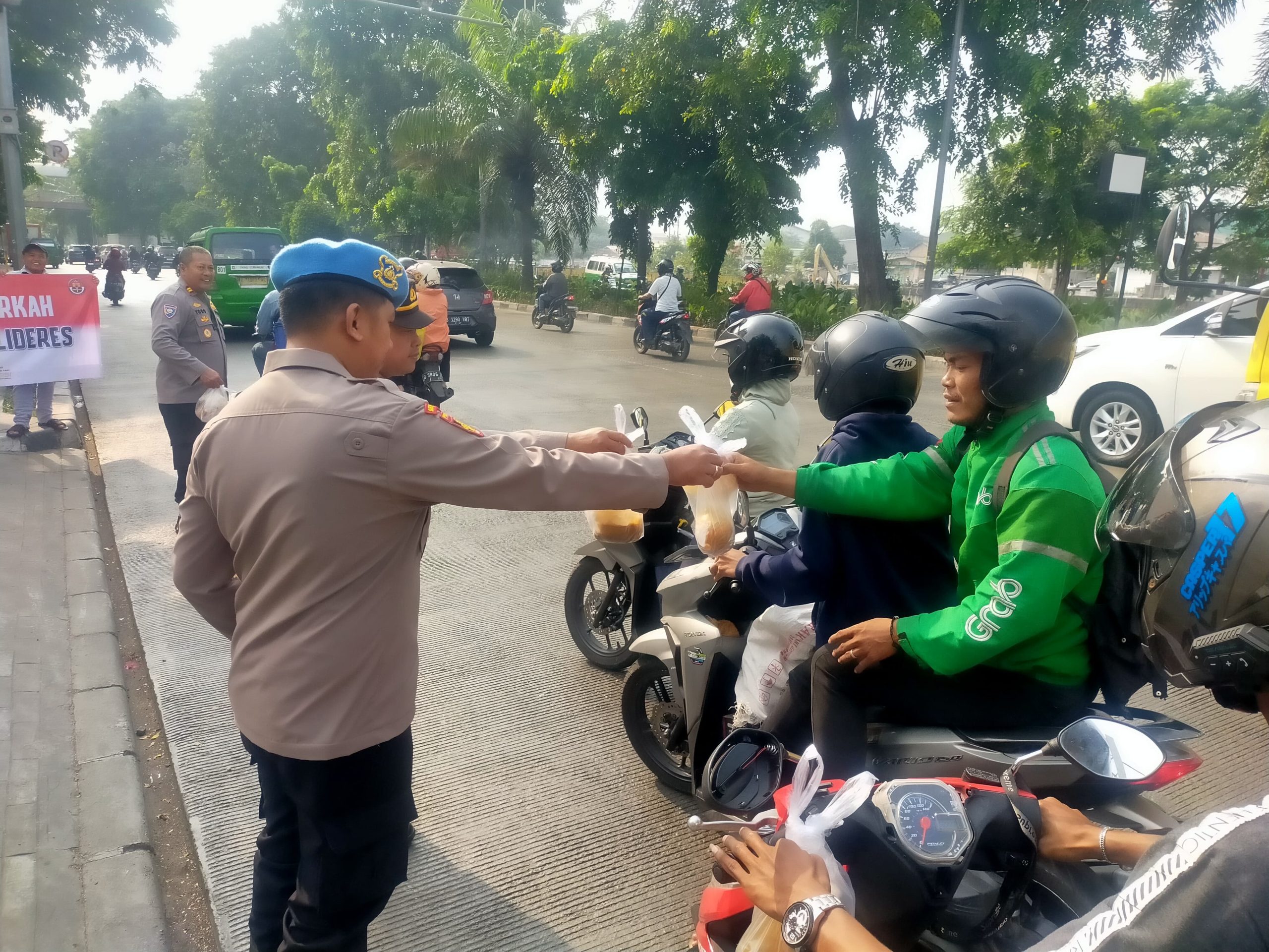 Jumat Berkah: Polsek Kalideres Berbagi Sarapan Pagi kepada Masyarakat 1 26e8d7f0 9735 4a1c 9582 e1838046eb94 scaled