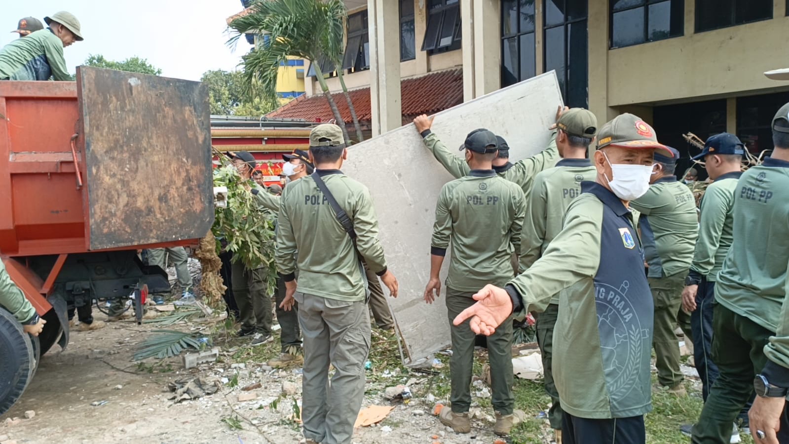Kerja Bakti, Persiapkan Tempat Baru Kantor Satpol PP Cengkareng 1 371df6da d09b 4b9f b74c 015572172321