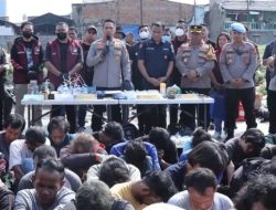 Kerahkan Anjing Pelacak Saat Gerebek Kampung Boncos, Polisi Temukan 10 Kg Sabu