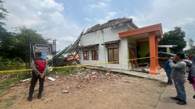 6784ac5f3e793 rumah anggota polisi di mojokerto porak poranda akibat ledakan jatim