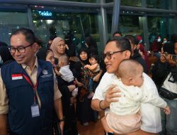 Tutup Ruang Gerak Calo, Menteri Karding Kawal 179 PMI dari Arab Saudi Sampai di Rumah Masing Masing