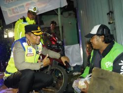 Pastikan Keamanan Wilayah, Kapolrestabes Semarang Turun Langsung Berikan Himbauan Kamtibmas Sambil Berbagi Makanan