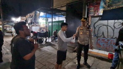 Cegah Tawuran, Polsek Kembangan Gelar Patroli Sambil Berbagi Sahur