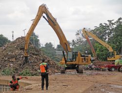 1.500 Ton Sampah Diangkut Dari Saringan Sampah TB Simatupang