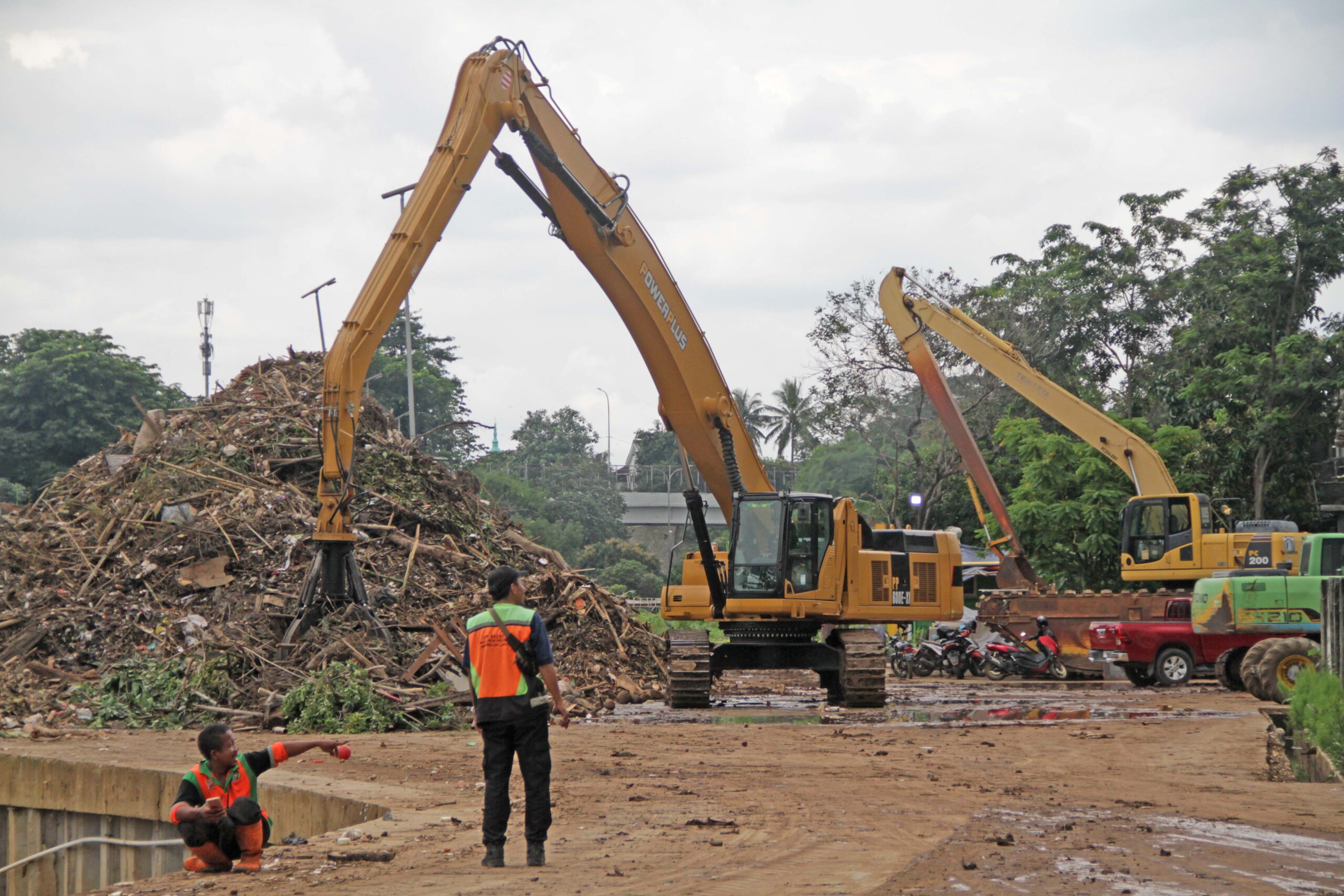 PENGELOLAAN SAMPAH CILIWUNG DI TB SIMATUPANG 1 1 scaled 1
