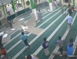 Plafon Masjid Al Madinah Ambruk Timpa Jemaah yang Sedang Itikaf, Empat Orang Luka Luka