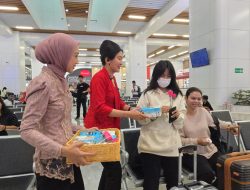 Peringati Hari Kartini, Petugas Perempuan Di Stasiun Whoosh Kenakan Kebaya dan Bagikan Hadiah Pada Penumpang