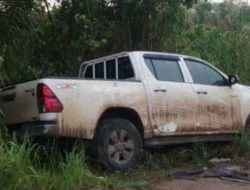 Panik Dihampiri Polisi, Pengemudi Mobil Double Cabin Nekat Terobos Gang Sempit