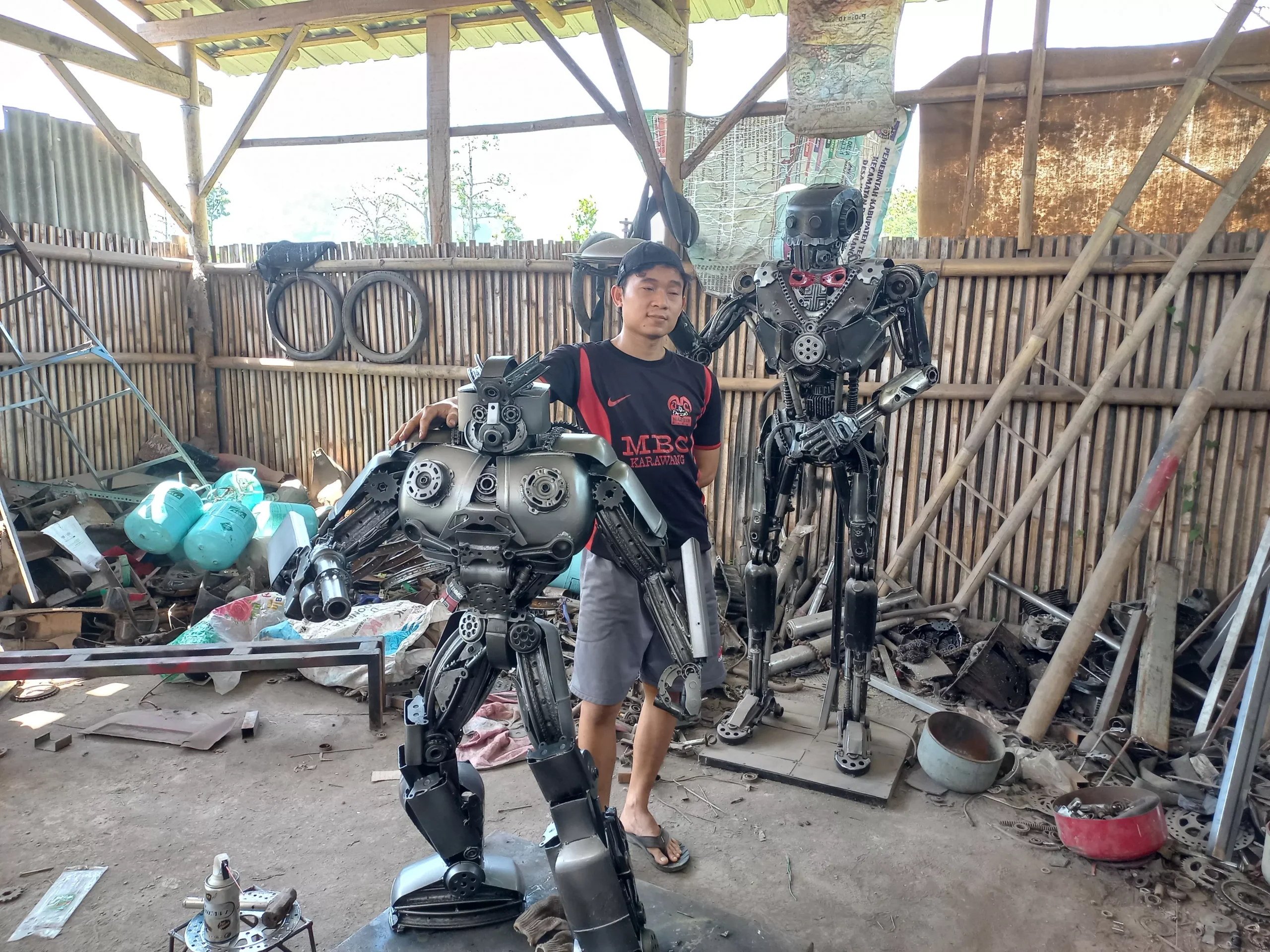 Tegal Laka Laka, Kecerdasan Umar Sulap Onderdil Bekas Jadi Replika Robot 2 20220721 122431 scaled