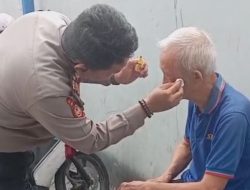 Momen Polisi Balut Luka Orang Tua Korban Laka Lantas