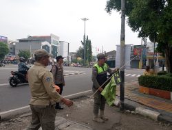 Tiga Pilar Kecamatan Kembangan Gencar Tertibkan Atribut Ormas