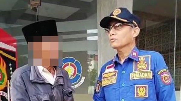 damkar bersama petugas medis melepas cincin paralon di kemaluan kakek di ngawi 1747208937877 169