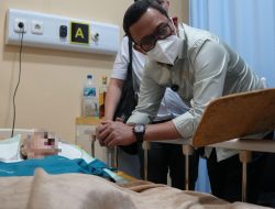 Bentuk Negara Hadir, Menteri Karding Jenguk Sri Wahyuni yang Dirawat di RS Polri