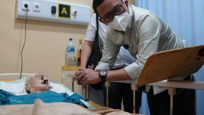 Bentuk Negara Hadir, Menteri Karding Jenguk Sri Wahyuni yang Dirawat di RS Polri