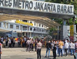 Tuntut Keadilan, Masyarakat Pecinta Keadilan Demo di Depan Mapolres Metro Jakbar