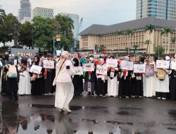 Ratusan Orang Gelar Aksi Damai Palestina Bertema “One Millions Women for Gaza” di Monas
