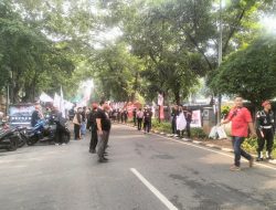 Massa Pro Hasto Gelar Aksi Unjuk Rasa di Depan PN Jakpus, Minta Hasto Dibebaskan