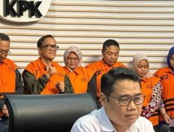 Ditetapkan Tersangka, Wamenaker Masuk ke Ruang Konferensi Pers Berompi Orange Sambil Menangis
