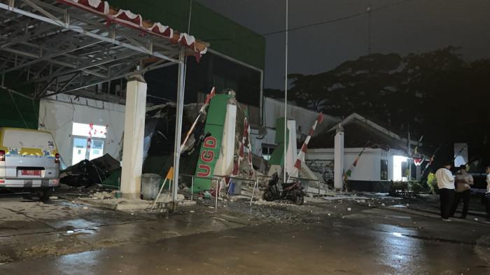 Atap Puskesmas Karawang Rusak