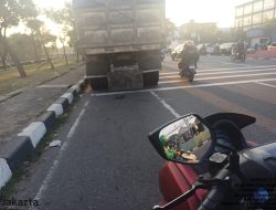 Warga Keluhkan Dump Truck Parkir Di bahu Jalan, Bikin Macet dan Berbahaya