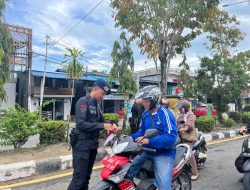 Sambut HUT Kemerdekaan RI, Satuan Brimob Polda Kaltara Bagikan Bendera Merah Putih di Pulau Sebatik