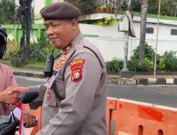 Sambut Dirgahayu RI ke-80, Kasat Samapta Polres Metro Tangerang Kota Bagikan Bendera Merah Putih