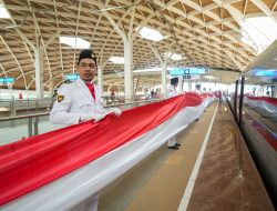 Bendera Merah Putih 208 Meter Berkibar Sepanjang Kereta Cepat Whoosh