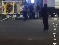 Polisi Minta Wartawan Menjauh Saat Aparat Menangkap Pendemo di Slipi