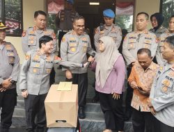Tangis Haru Warga Pesanggrahan Setelah Mendapat Kejutan dari Kapolsek Pesanggrahan