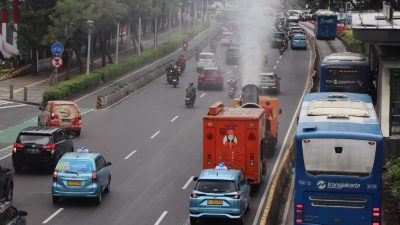DLH Semprotkan 4.000 Liter Water Mist untuk Tekan Polusi Udara Jakarta