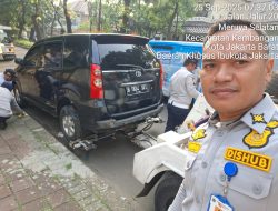 Sudinhub Jakbar Kembali Derek Kendaraan Yang Parkir di Jalur 20 Meruya Utara Kembangan