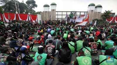 sejumlah pengemudi ojek daring ojol yang tergabung dalam koalisi ojek online nasional melakukan demo di depan gedung dprmpr ja 7 169