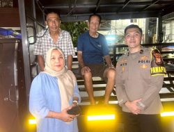 Kepedulian Polri Nyata: Piket Pamapta Polres Metro Jakarta Barat Sigap Antar Lansia Tersesat Kembali ke Keluarganya