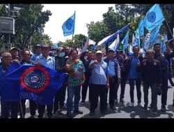 FSPTI – KSPSI Unjuk Rasa Kenaikan UMP Dan Serukan Usut Tuntas Kasus Praktek Gratifikasi
