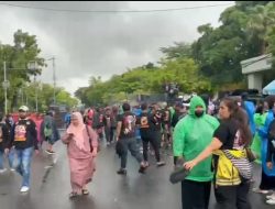 Aksi Unjuk Rasa LSM Harimau di Depan Mahkamah Agung RI