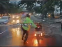 Anggota Satlantas Polsek Cengkareng Padamkan Motor Terbakar dengan Cara Dijeburkan ke Banjir di Daan Mogot