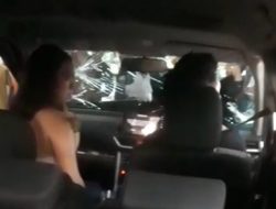 Sebuah Mobil Tabrak Tenda Maulid di Jakarta Barat, Diduga Driver Tak Sadarkan Diri
