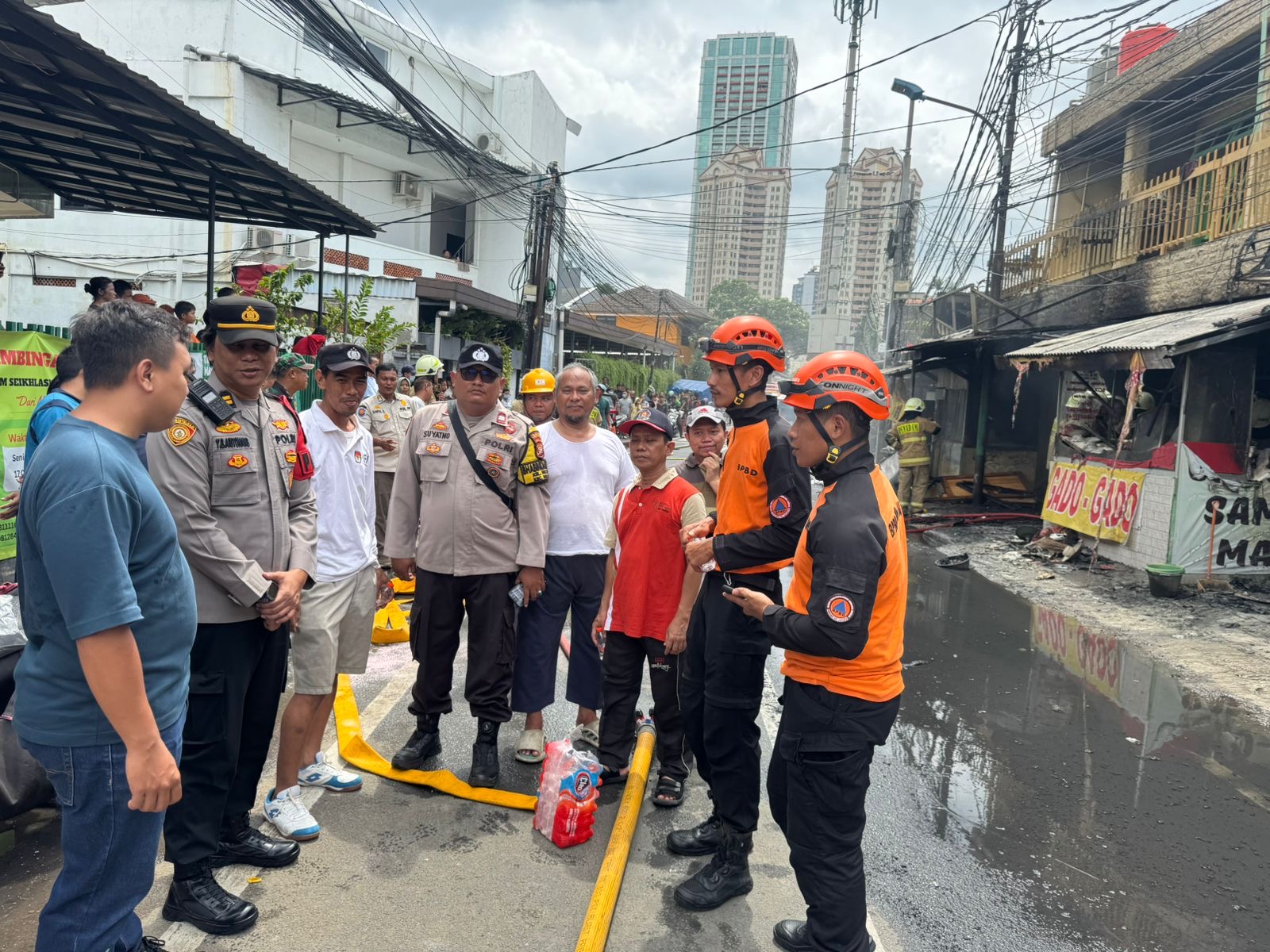 Warung Gado-Gado di Palmerah Terbakar, 8 Unit Mobil Damkar Dikerahkan 1 2a726d3d d234 4b63 bbb6 d76a3e1f61bb