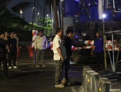Satpol PP DKI Tertibkan Reklame Berkarat Berpotensi Berbahaya di Jalan Lodan Raya