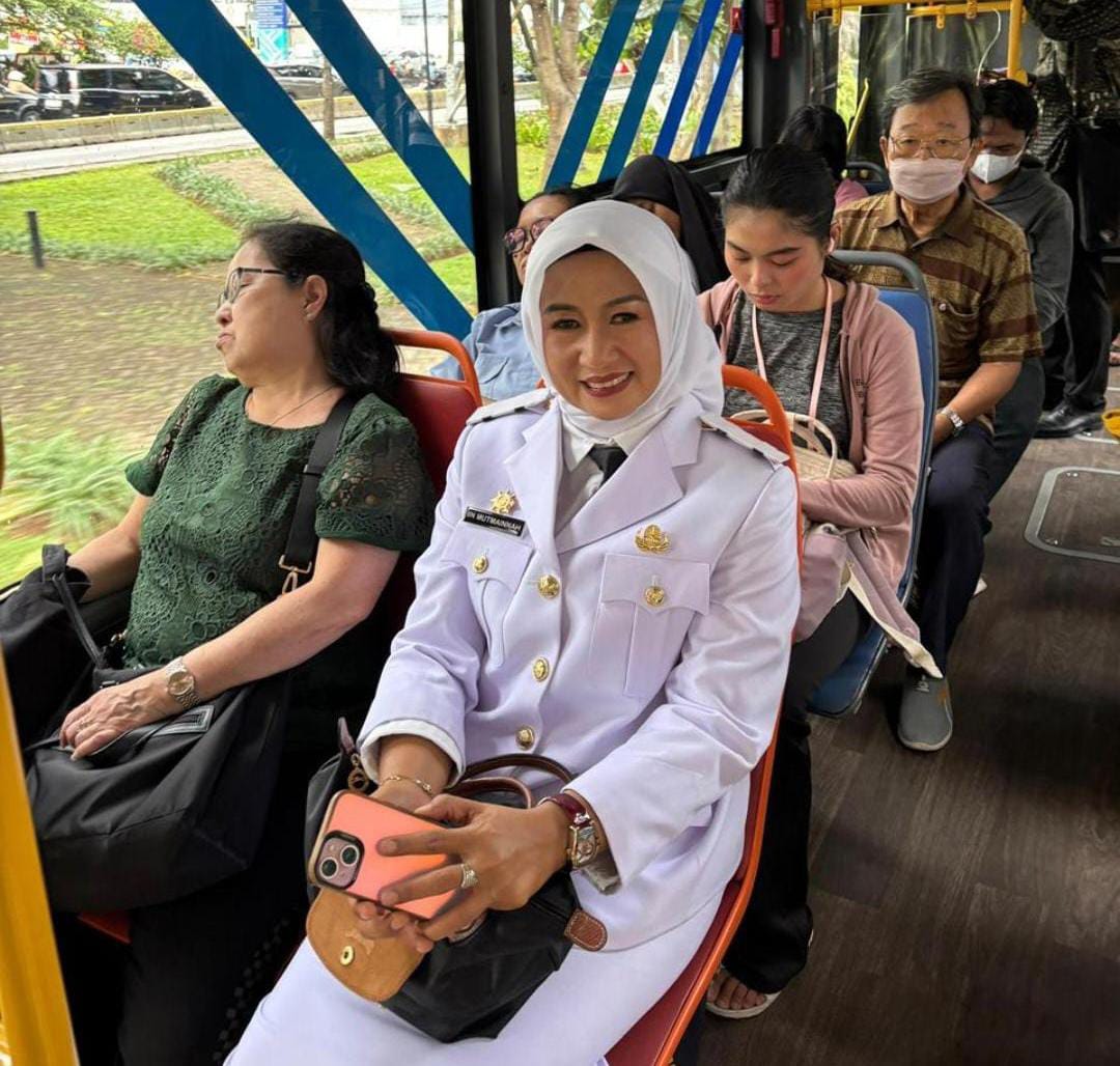 Jelang prosesi pelantikan, Iin langsung menunjukkan gaya kepemimpinan yang merakyat dan taat aturan. Ia memilih meninggalkan Balai Kota menggunakan moda transportasi umum TransJakarta.