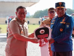 Pemprov DKI Jakarta Serahkan 14 Unit Kendaraan Damkar ke 14 Daerah di Indonesia di Monas