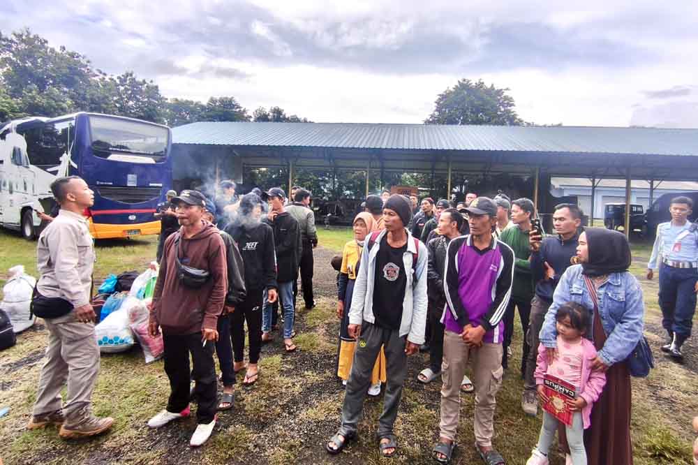 Pemprov Jateng Pulangkan 100 Warga Terdampak Banjir Sumatra