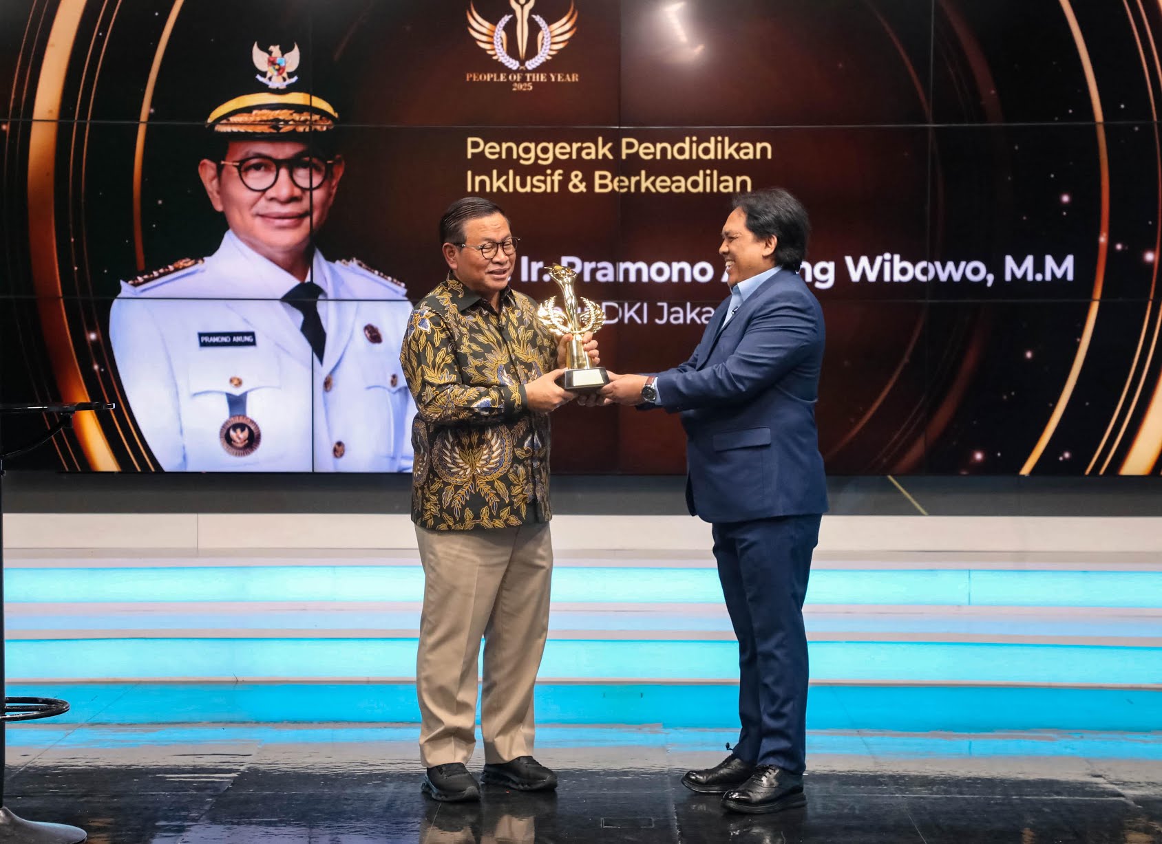 gubernur pramono dianugerahi people of the year 2025 dinilai sukses ciptakan pendidikan inklusif 6936a90a459de